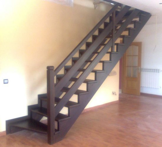 Escalera-recta-en-madera-de-iroco-e1426693431243